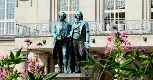Das Goethe-Schiller-Denkmal auf dem Theaterplatz in Weimar