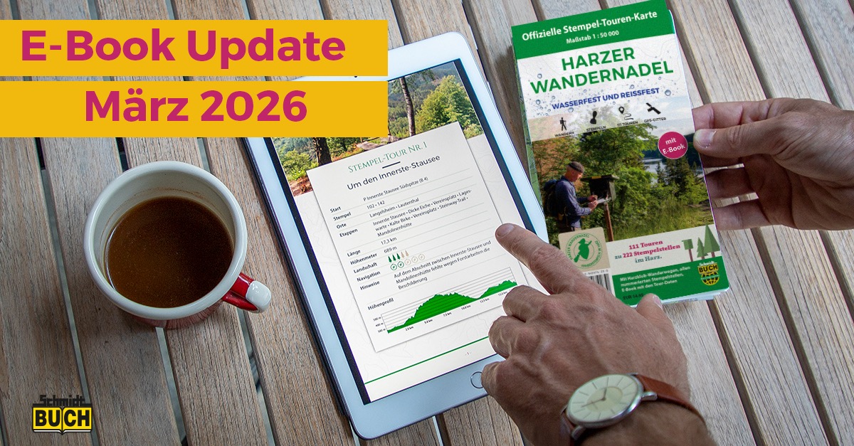 Das E-Book zur Tourenkarte Harzer Wandernadel und die Karte auf einem Holztisch neben einer Kaffeetasse