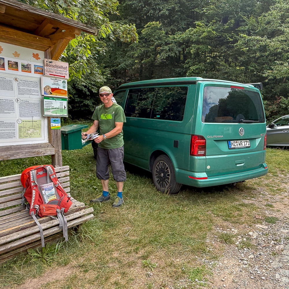 1-stempelkasten Wanderer am Stempelkasten