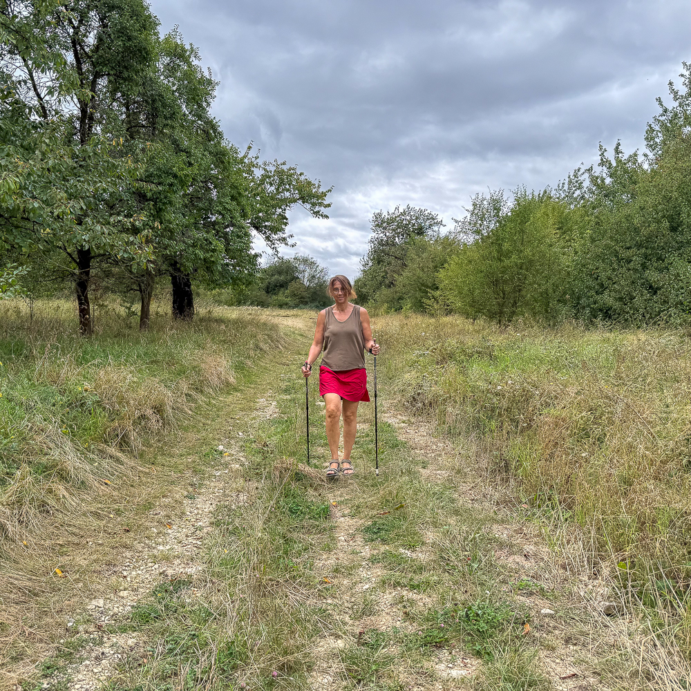 9-feldweg Wanderin auf Feldweg